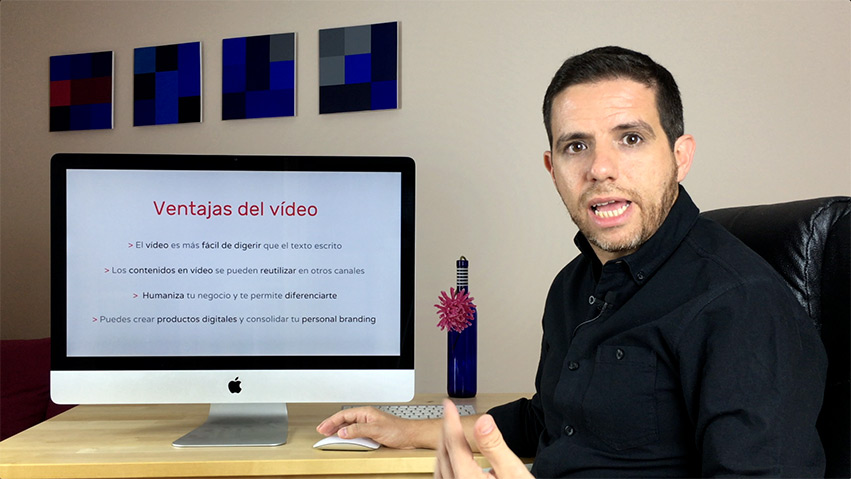 Julio al lado de su iMac con un texto sobre las ventajas del vídeo