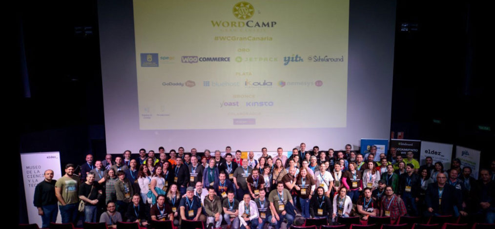 Todos los asistentes de la WordCamp Gran Canaria con los patrocinadores en la pantalla